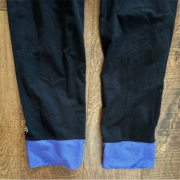 Athleta woman’s cropped leggings 
Size small blue black - Picture 4 of 8